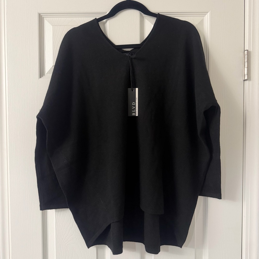 NWT BLVD Women’s Black V-Neck V-Back Loose Fit Sweater Size S/M